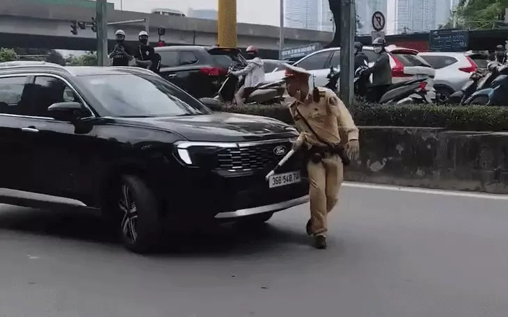 Tạm giữ hình sự tài xế lái ô tô ủn cảnh sát giao thông rồi bỏ chạy - Ảnh 3.