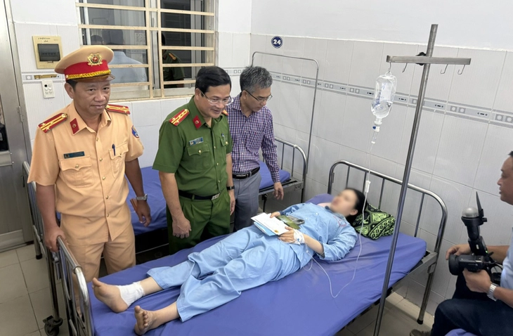 'Vừa nhảy xuống, quay lại xe đã cháy phừng phực' - Ảnh 2.