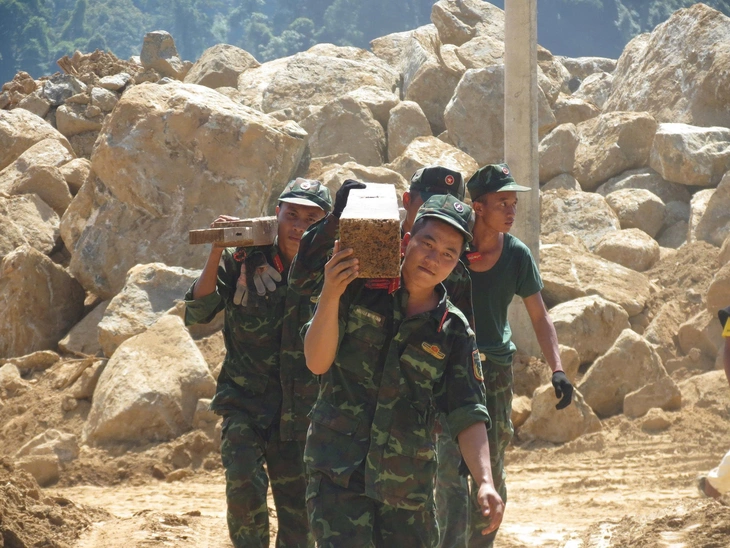 Bộ đội Sư đoàn 315 Quân khu 5 hợp sức giúp dân dời làng ra khỏi vùng nguy hiểm - Ảnh 1.