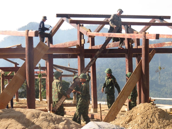 Bộ đội Sư đoàn 315 Quân khu 5 hợp sức giúp dân dời làng ra khỏi vùng nguy hiểm - Ảnh 2.