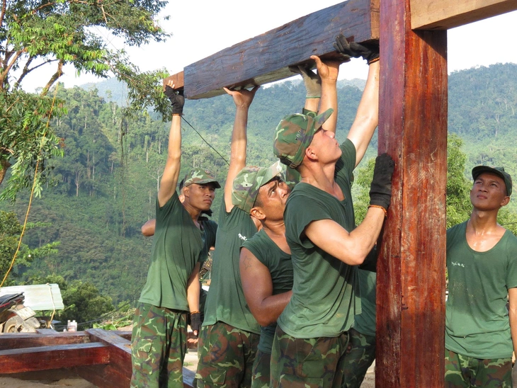 Bộ đội Sư đoàn 315 Quân khu 5 hợp sức giúp dân dời làng ra khỏi vùng nguy hiểm - Ảnh 3.