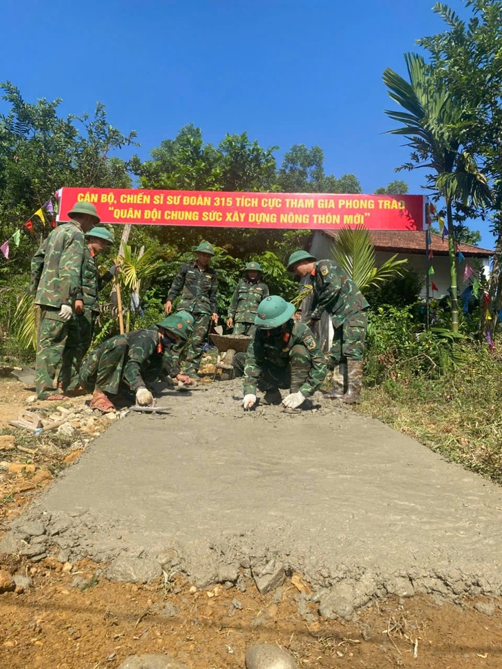 Bộ đội Sư đoàn 315 Quân khu 5 hợp sức giúp dân dời làng ra khỏi vùng nguy hiểm - Ảnh 5.