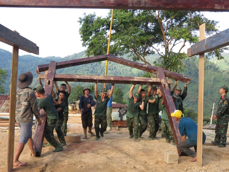 Bộ đội Sư đoàn 315 Quân khu 5 hợp sức giúp dân dời làng ra khỏi vùng nguy hiểm - Ảnh 6.