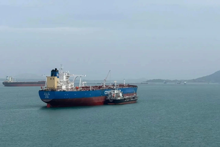Hai tàu chở dầu quay đầu ở Biển Đỏ sau khi Houthi phong tỏa hàng hải - Ảnh 1.