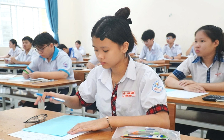 Phụ huynh TP.HCM 'ngồi kín ghế' ngày đầu đăng ký tuyển sinh bổ sung lớp 10 - Ảnh 4.