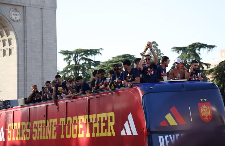 Hình ảnh ăn mừng chức vô địch World Cup của cầu thủ Tây Ban Nha tại quê nhà - Ảnh 4.