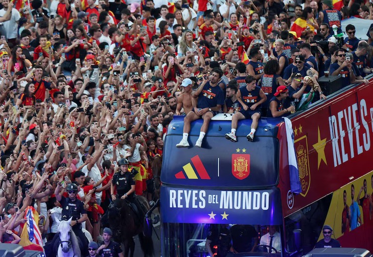 Hình ảnh ăn mừng chức vô địch World Cup của cầu thủ Tây Ban Nha tại quê nhà - Ảnh 1.