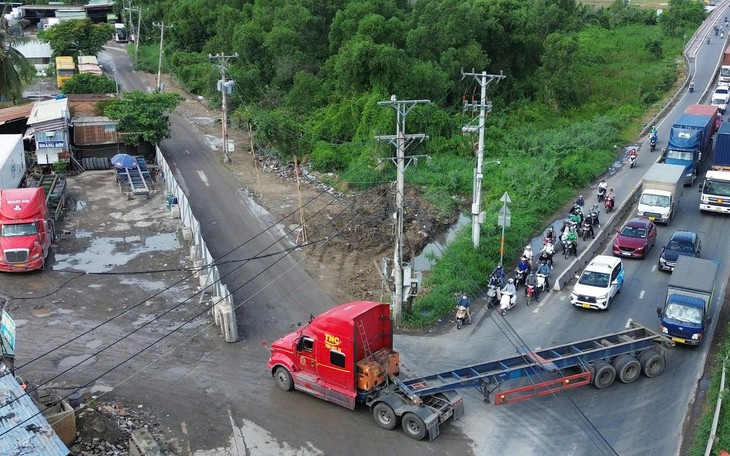 Phó Giám đốc Sở Xây dựng TP.HCM: Đóng kết nối dứt điểm bãi xe container tự phát dọc đường Võ Chí Công - Ảnh 3.