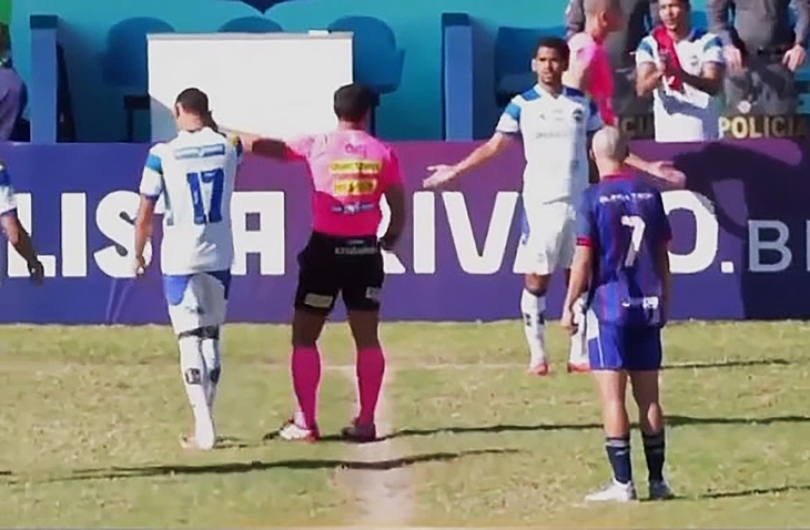 Cầu thủ Brazil chưa đá đã bị đuổi vì hành động khó tin - Ảnh 1.