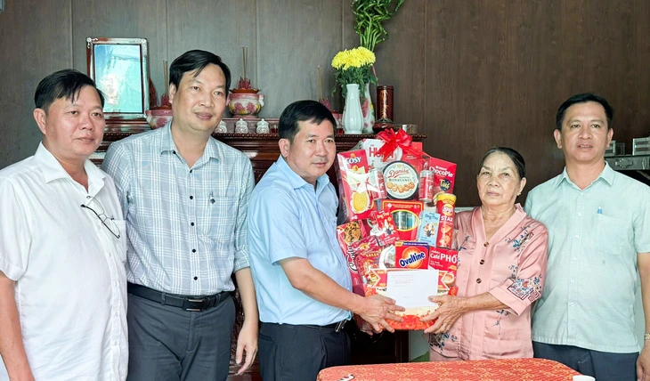 Đinh Văn Nơi thăm hỏi và chăm lo cho gia đình chính sách ở Phú Quốc - Ảnh 1.
