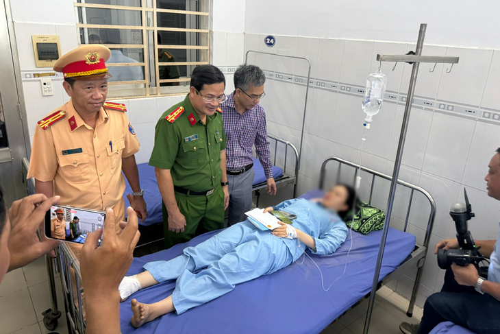Nữ sinh thoát chết trong vụ cháy xe khách: 'Vừa nhảy xuống, quay lại xe đã cháy phừng phực' - Ảnh 2.