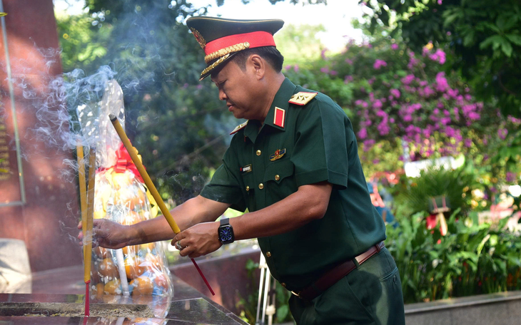 Bí thư Trần Lưu Quang cùng lãnh đạo TP.HCM dâng hương, thắp nến tri ân anh hùng liệt sĩ tại Côn Đảo - Ảnh 12.
