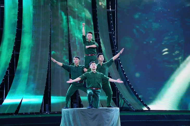 Xiếc ‘Vó ngựa biên cương’ tri ân những người lính - Ảnh 1.