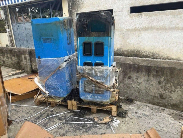 Say bia, người đàn ông châm lửa đốt tủ đổi pin xe điện ở Hà Nội - Ảnh 1.