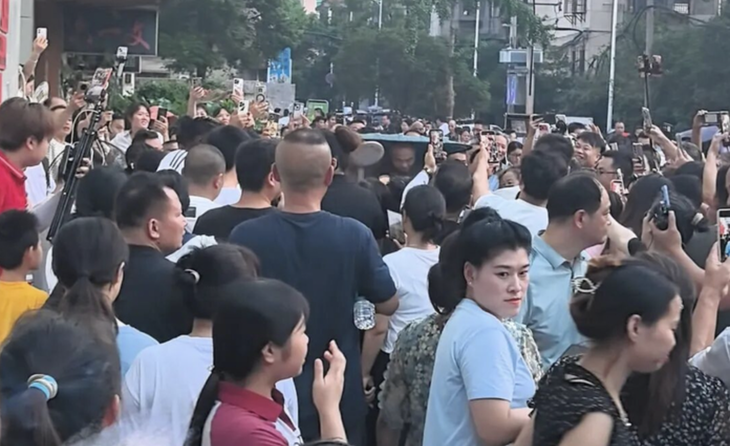 Ông lão nổi tiếng vì vừa xào mì vừa nhảy nhót - Ảnh 2.