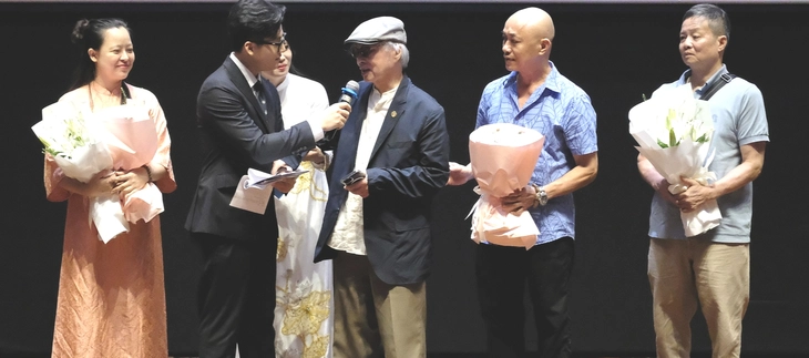 Gặp lại liệt sĩ Đặng Thùy Trâm trên màn ảnh: Tiếng hát trong trẻo cất lên trong đống hoang tàn đổ nát của chiến tranh - Ảnh 1.