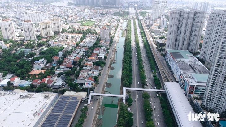 Rạch Đá Đỏ nối sông Sài Gòn dần "hồi sinh" sau nhiều năm ô nhiễm - Ảnh 1.