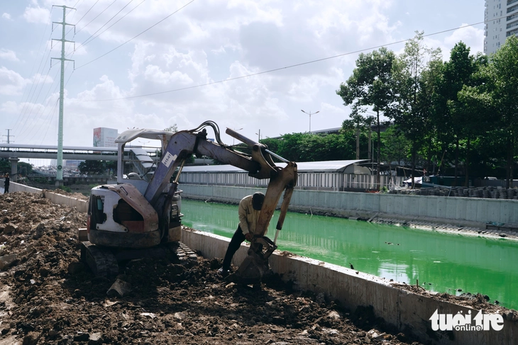 Rạch Đá Đỏ nối sông Sài Gòn dần "hồi sinh" sau nhiều năm ô nhiễm - Ảnh 3.
