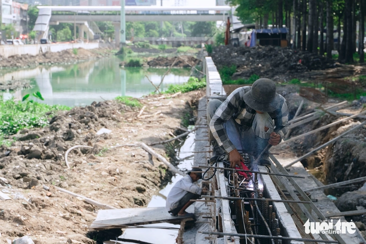 Rạch Đá Đỏ nối sông Sài Gòn dần "hồi sinh" sau nhiều năm ô nhiễm - Ảnh 5.