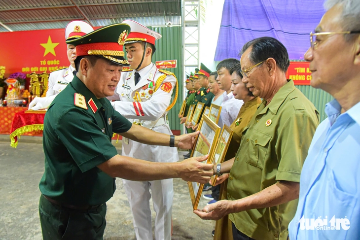 Dòng người nối nhau đến viếng tại công viên Lê Thị Riêng: Đời đời nhớ ơn người nằm xuống vì hoà bình - Ảnh 2.