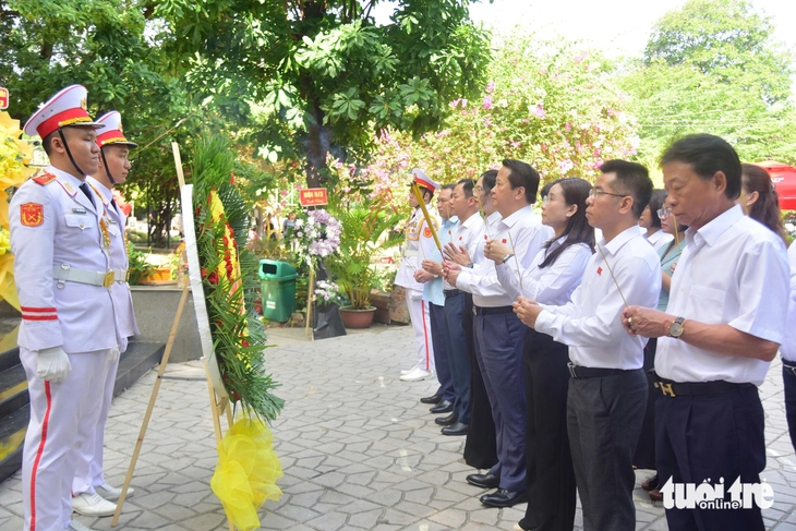 Dòng người nối nhau đến viếng tại công viên Lê Thị Riêng: Đời đời nhớ ơn người nằm xuống vì hoà bình - Ảnh 4.