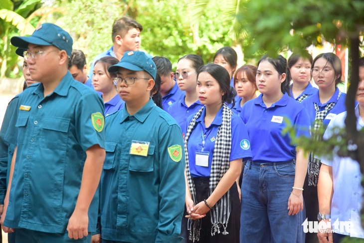 Dòng người nối nhau đến viếng tại công viên Lê Thị Riêng: Đời đời nhớ ơn người nằm xuống vì hoà bình - Ảnh 5.