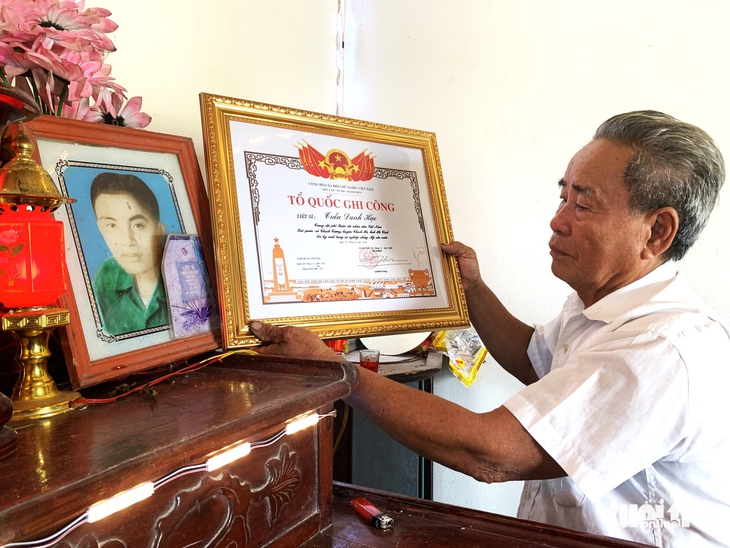 Xúc động nhận Bằng Tổ quốc ghi công đúng dịp Ngày Thương binh - Liệt sĩ - Ảnh 1.