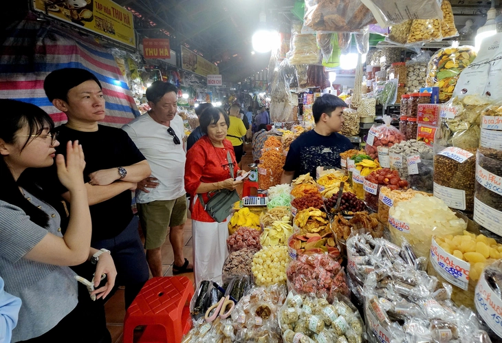 Chợ Tân Định rộn ràng 'thay áo mới' hưởng ứng lễ kỷ niệm 100 năm, cả người bán và mua đều hào hứng - Ảnh 2.