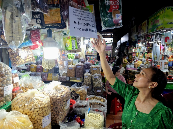 Chợ Tân Định rộn ràng 'thay áo mới' hưởng ứng lễ kỷ niệm 100 năm, cả người bán và mua đều hào hứng - Ảnh 3.