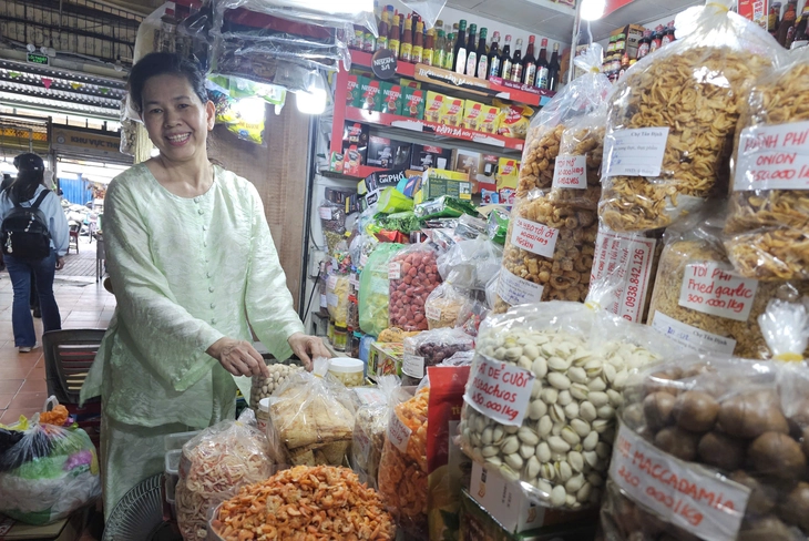 Chợ Tân Định rộn ràng 'thay áo mới' hưởng ứng lễ kỷ niệm 100 năm, cả người bán và mua đều hào hứng - Ảnh 4.