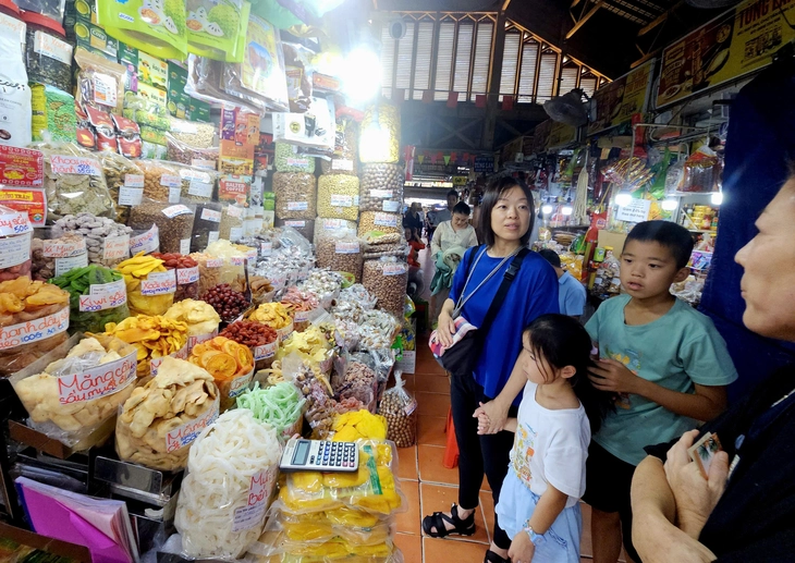 Chợ Tân Định rộn ràng 'thay áo mới' hưởng ứng lễ kỷ niệm 100 năm, cả người bán và mua đều hào hứng - Ảnh 5.