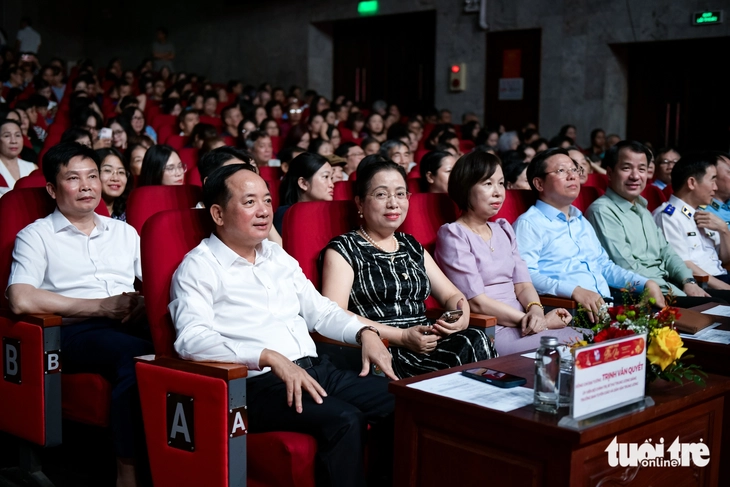 Thanh Lam hát Màu hoa đỏ, Hòa Minzy hát Nỗi đau giữa hòa bình tưởng nhớ Một thời hoa lửa - Ảnh 1.
