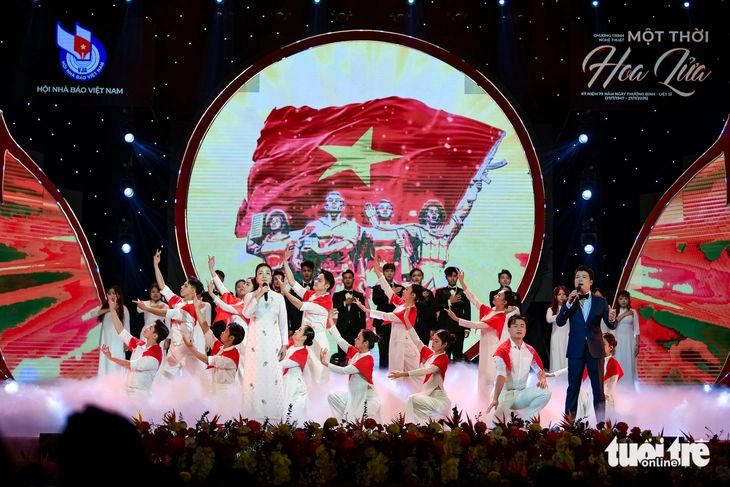 Thanh Lam hát Màu hoa đỏ, Hòa Minzy hát Nỗi đau giữa hòa bình tưởng nhớ Một thời hoa lửa - Ảnh 3.