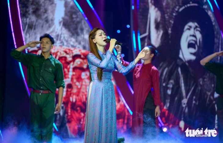 Thanh Lam hát Màu hoa đỏ, Hòa Minzy hát Nỗi đau giữa hòa bình tưởng nhớ Một thời hoa lửa - Ảnh 4.