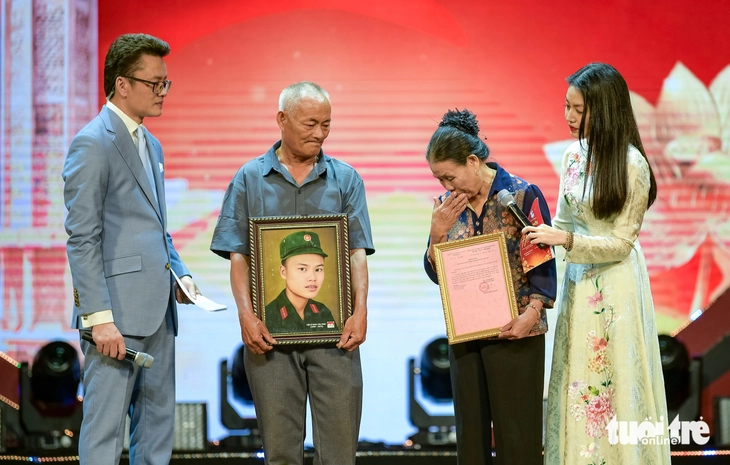 Thanh Lam hát Màu hoa đỏ, Hòa Minzy hát Nỗi đau giữa hòa bình tưởng nhớ Một thời hoa lửa - Ảnh 5.