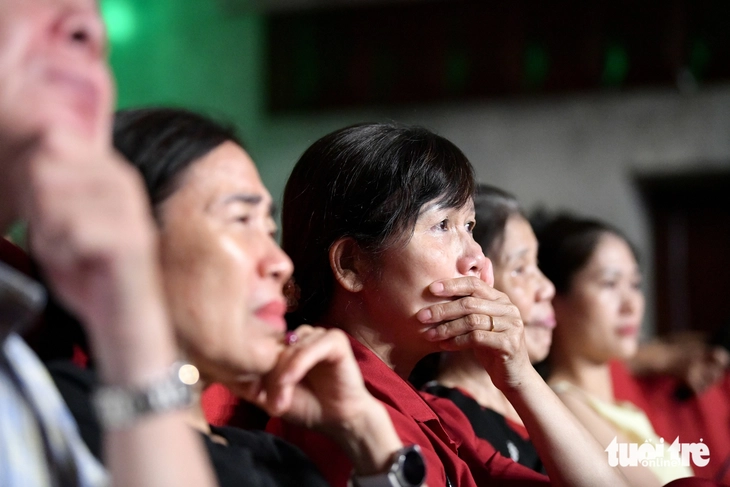 Thanh Lam hát Màu hoa đỏ, Hòa Minzy hát Nỗi đau giữa hòa bình tưởng nhớ Một thời hoa lửa - Ảnh 6.