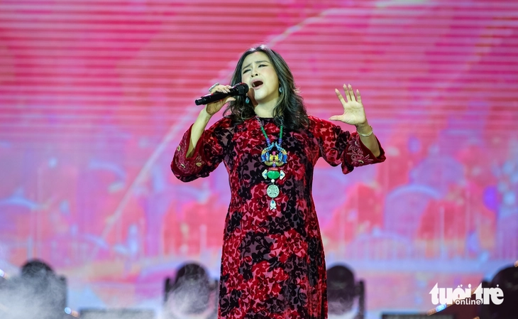 Thanh Lam hát Màu hoa đỏ, Hòa Minzy hát Nỗi đau giữa hòa bình tưởng nhớ Một thời hoa lửa - Ảnh 10.