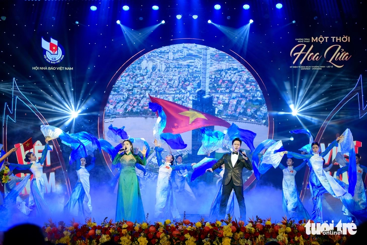 Thanh Lam hát Màu hoa đỏ, Hòa Minzy hát Nỗi đau giữa hòa bình tưởng nhớ Một thời hoa lửa - Ảnh 11.