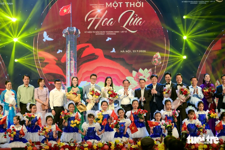 Thanh Lam hát Màu hoa đỏ, Hòa Minzy hát Nỗi đau giữa hòa bình tưởng nhớ Một thời hoa lửa - Ảnh 12.
