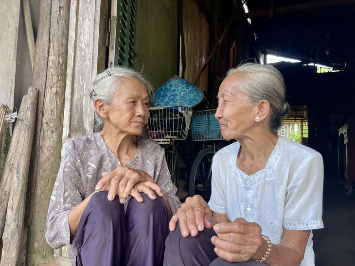 Câu chuyện đẹp về hai chị em tuổi xế chiều, lan tỏa nghĩa tình người Cần Thơ - Ảnh 1.