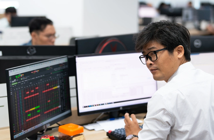MWG bất ngờ giảm sàn cùng PNJ, VN-Index 'rơi' hơn 55 điểm - Ảnh 1.