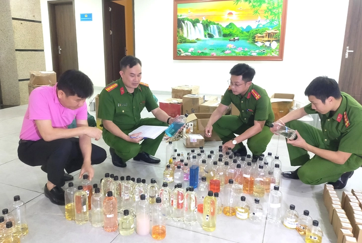 Thanh Hóa triệt xóa đường dây sản xuất, buôn bán nước hoa giả - Ảnh 2.