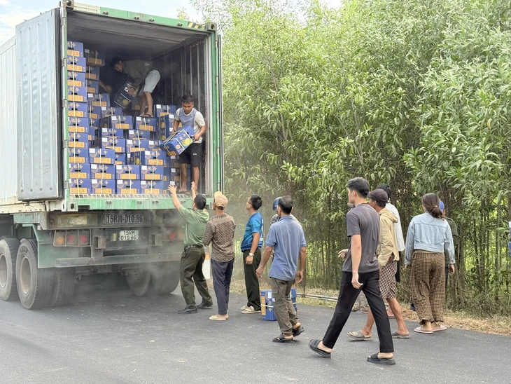 Công an và người dân chung tay cứu 20 tấn sầu riêng trên xe bốc cháy - Ảnh 1.