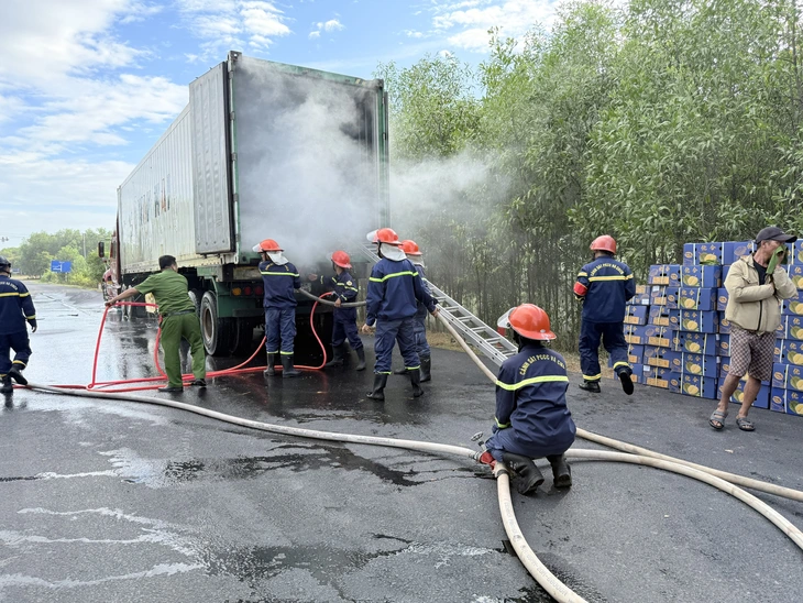 Công an và người dân chung tay cứu 20 tấn sầu riêng trên xe bốc cháy - Ảnh 2.