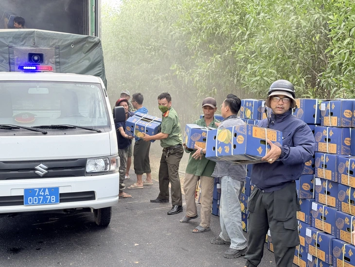 Công an và người dân chung tay cứu 20 tấn sầu riêng trên xe bốc cháy - Ảnh 3.