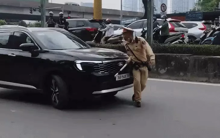 Nữ tài xế lái xe bỏ chạy khi cảnh sát giao thông dừng xe, xử lý lỗi quá tốc độ - Ảnh 3.