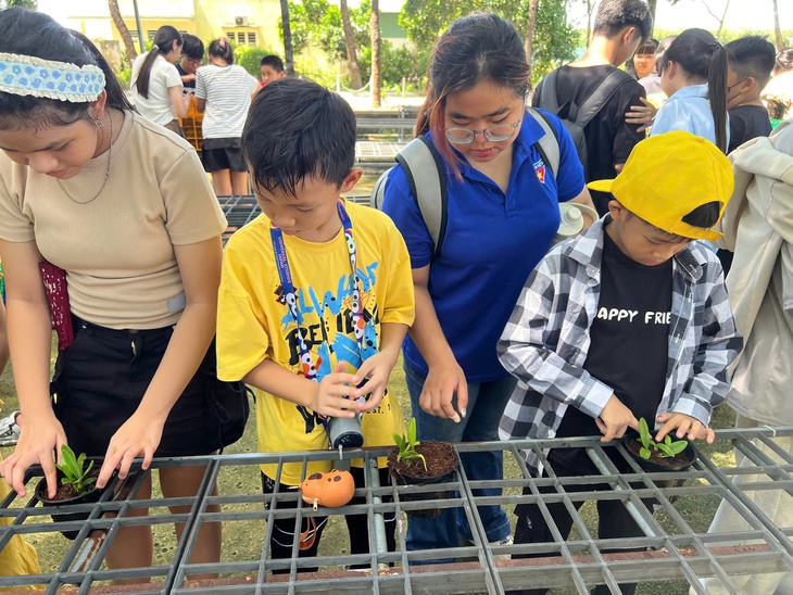 Lội sình bắt cá, tập trồng cây - niềm vui ngày hè đến với con công nhân khu trọ và thiếu nhi khu phố - Ảnh 4.
