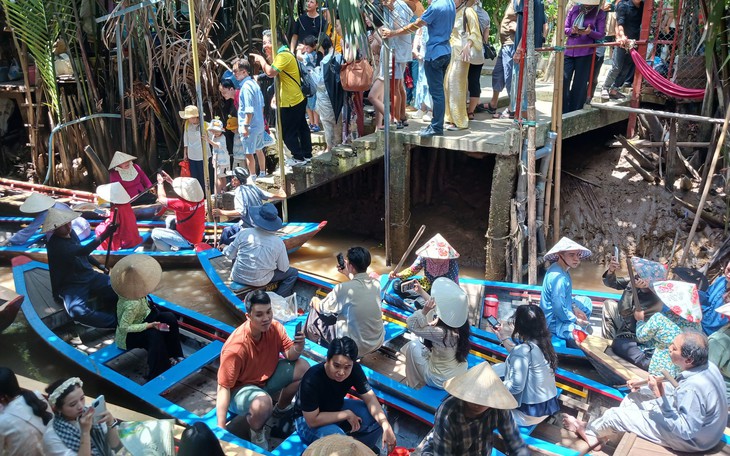 Giá đò chèo Thới Sơn không thay đổi suốt 17 năm chỉ 15 . 000 Đồng cho 2 người - Ảnh 3.