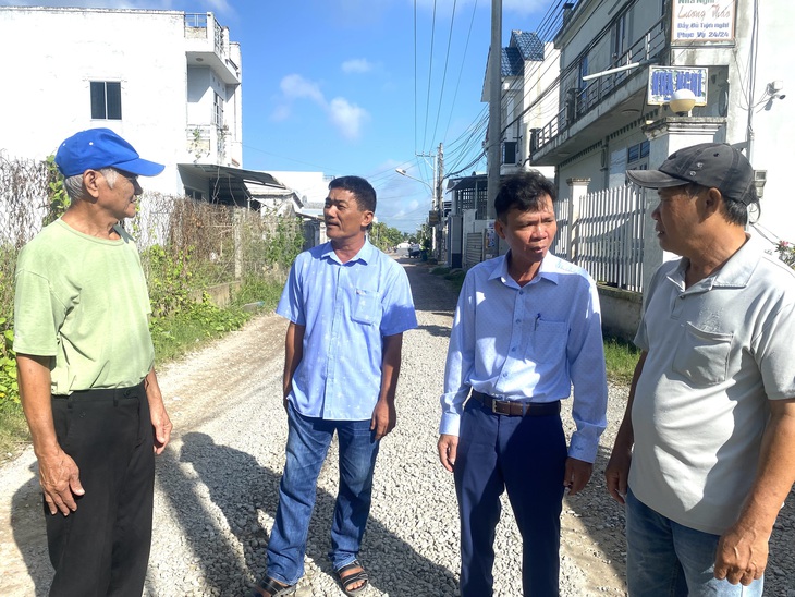 Nhiều người dân ở Cần Thơ hiến đất làm đường, giá trị đóng góp gần 3,8 tỉ đồng - Ảnh 1.