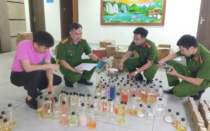 Thủ đoạn của nhóm trộn hóa chất với cồn, nước cất để làm nước hoa giả - Ảnh 2.